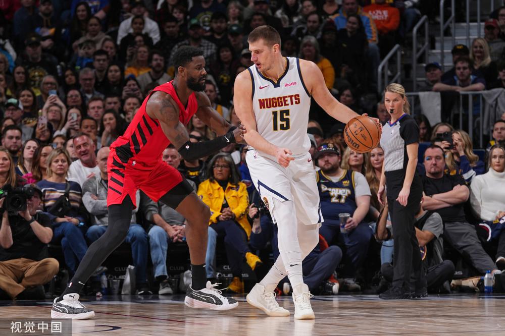 她的表现近 她的表现近